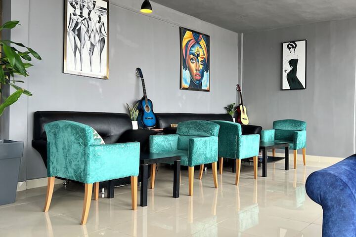 Lounge 49 of 57