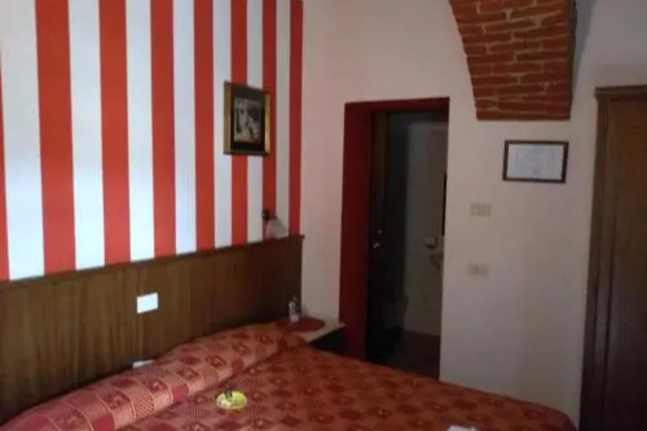 Room 6 of 8