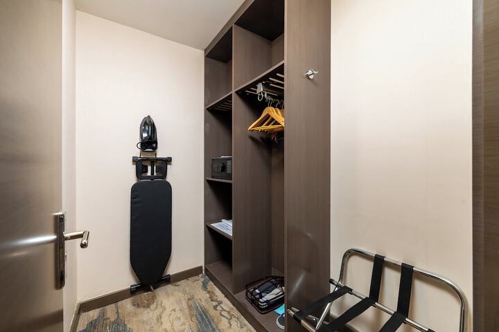 Room 27 of 67