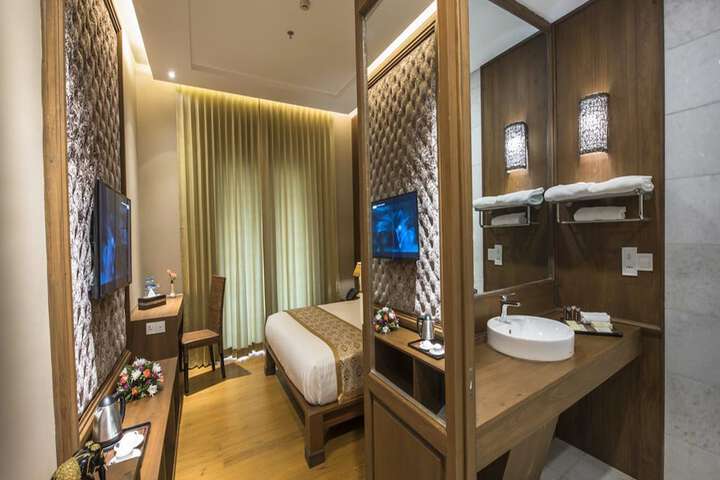 Room 8 of 28