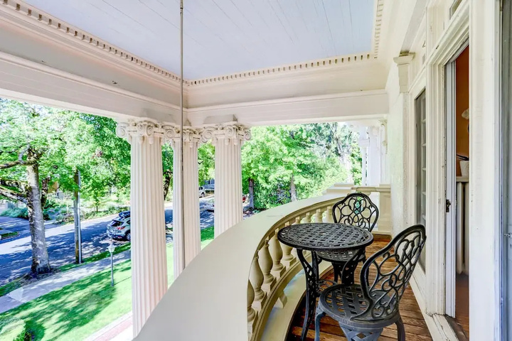 balcony