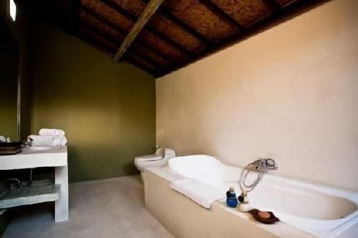 Deep soaking bathtub