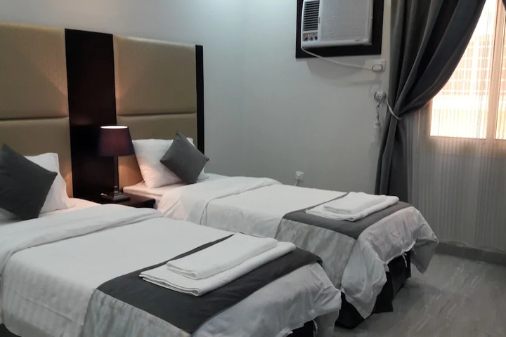 Room 4 of 8