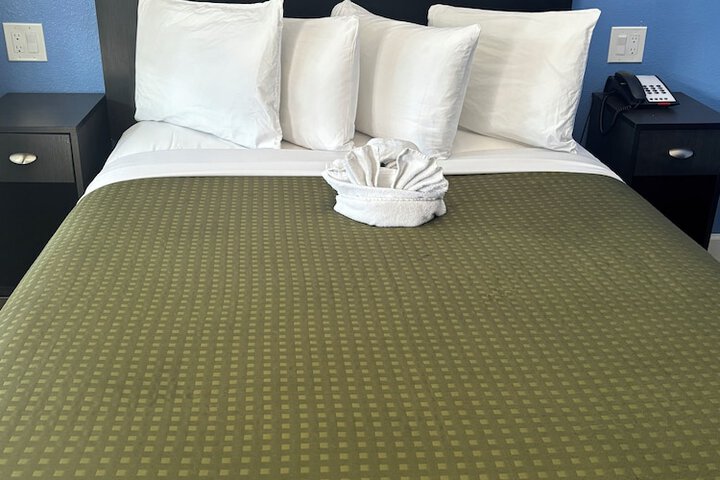 Standard Single Queen Bed (7 of 7)