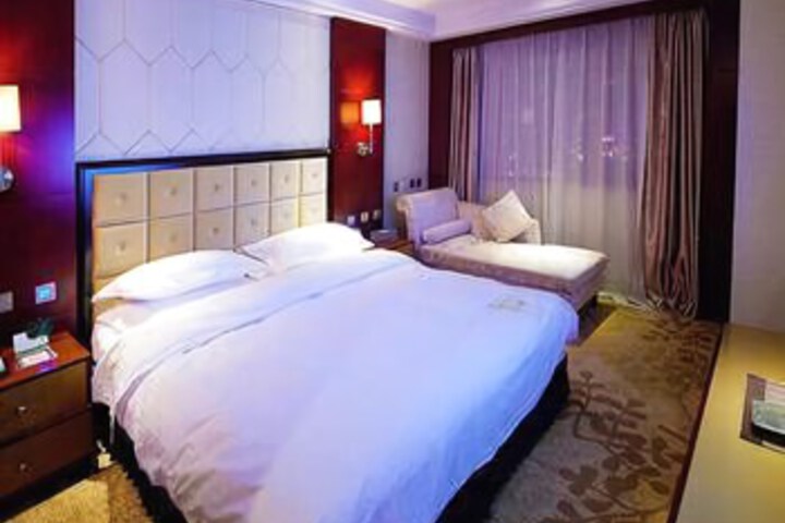 Room 4 of 8