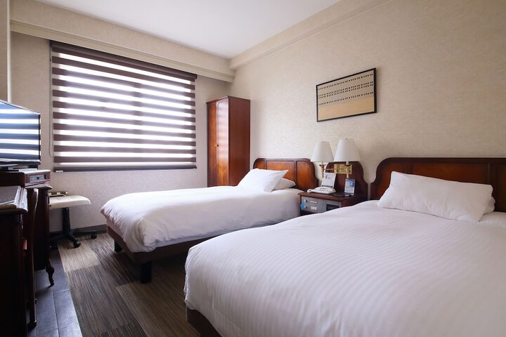 Room 7 of 28