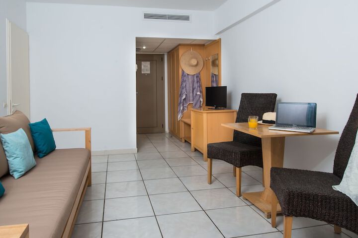 Room 17 of 42