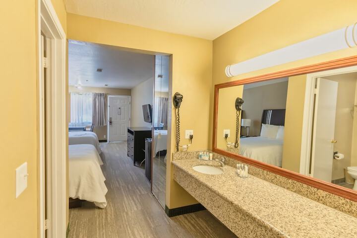 Standard Quadruple Room 2 Queen Beds (15 of 27)