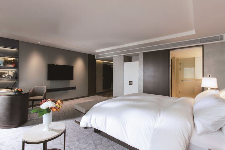 Room 8 of 125