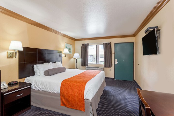 1 King Bed (3 of 11)