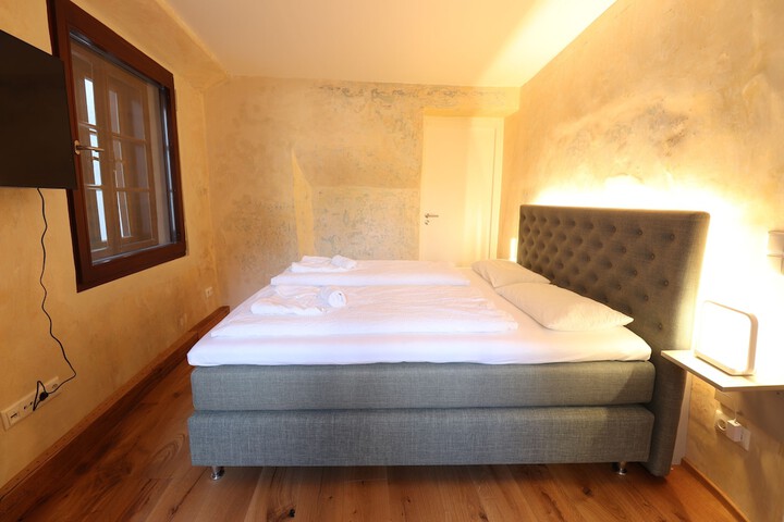 Room 2 of 102