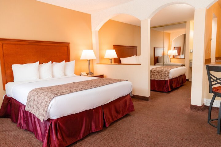 1 Queen Bed (5 of 16)
