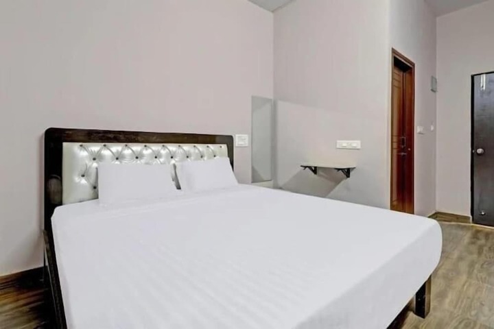 Room 4 of 8