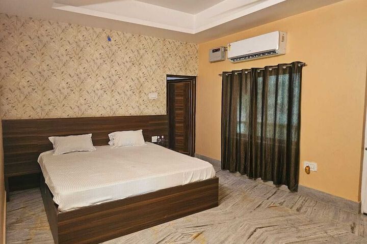 Room 9 of 40