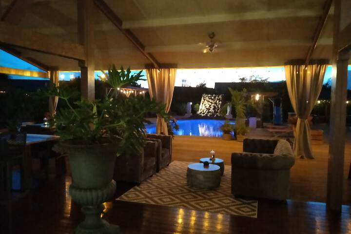 Lounge 33 of 64