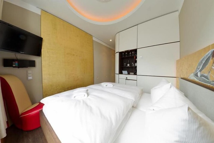 Room 6 of 38