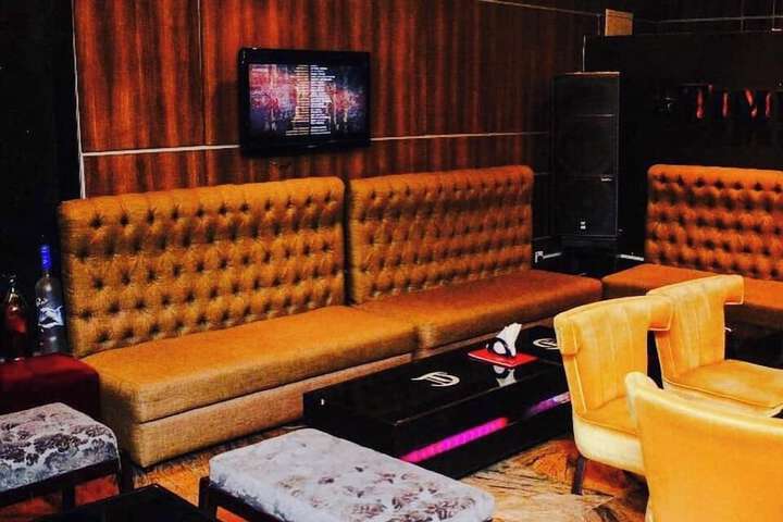 Lounge 46 of 56
