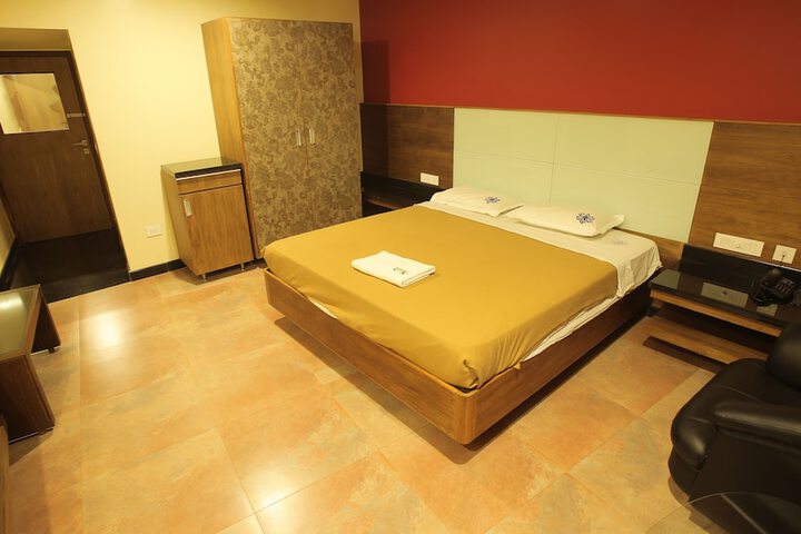 Room 6 of 12