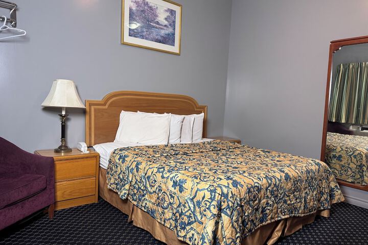 Comfort Room 1 King Bed (1 of 9)