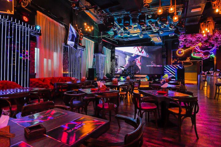 Lounge 54 of 87