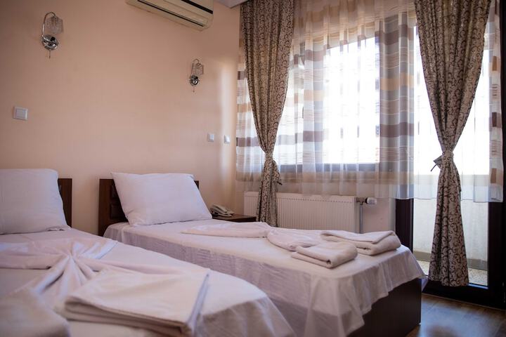 Room 7 of 18