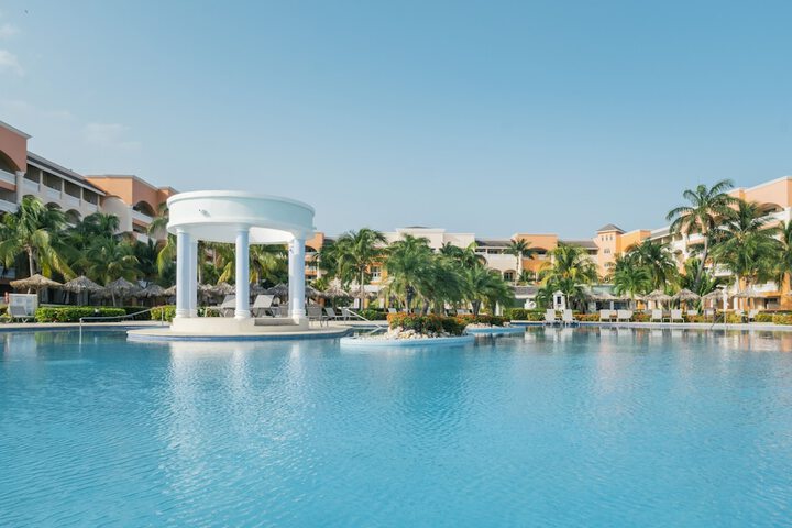 Hotel with Pool