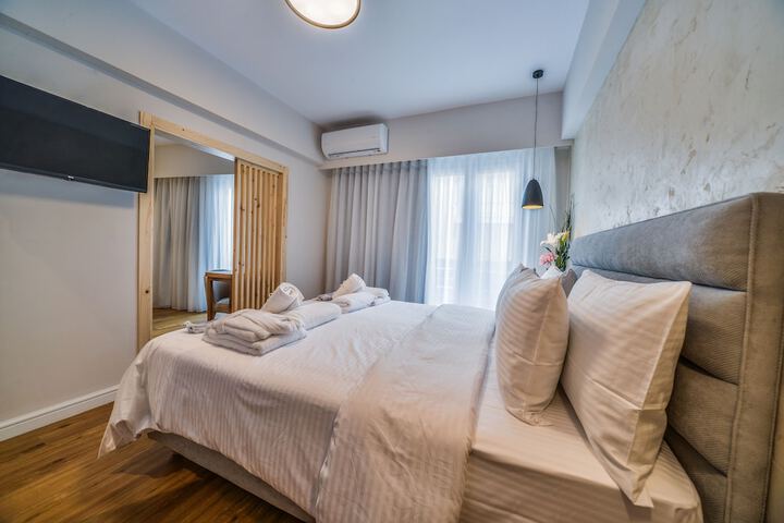 Room 5 of 100
