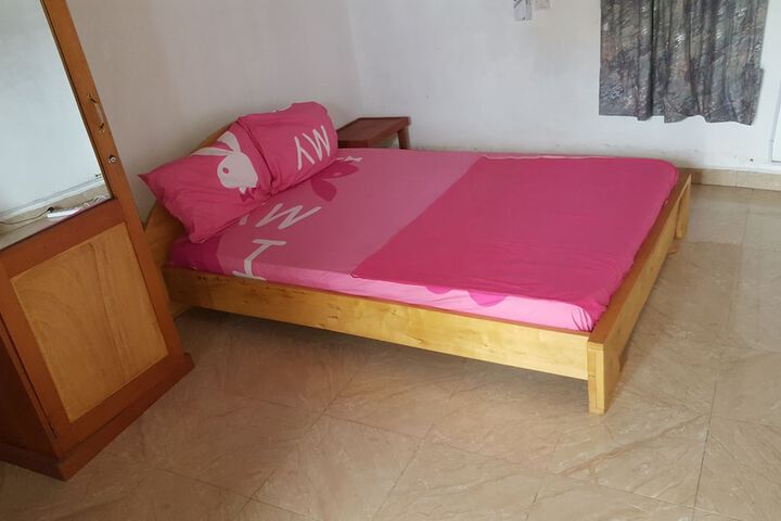 Room 5 of 8
