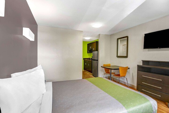 1 Queen Bed (6 of 7)