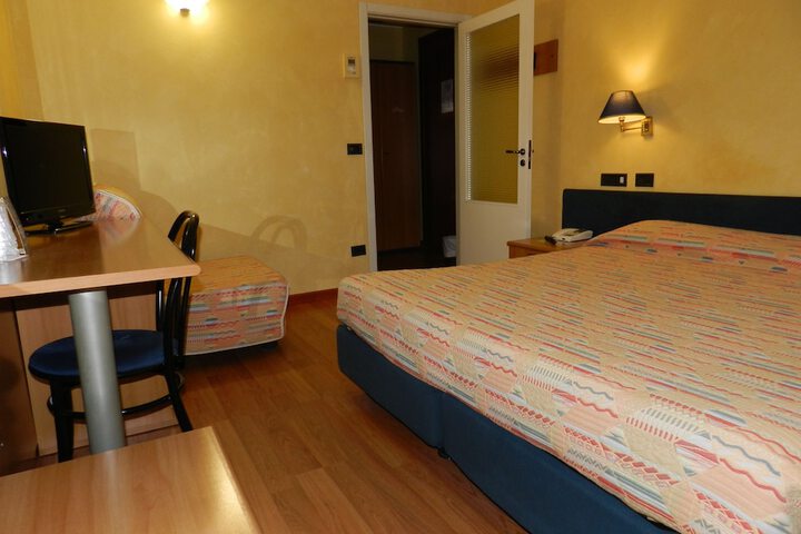 Room 14 of 33