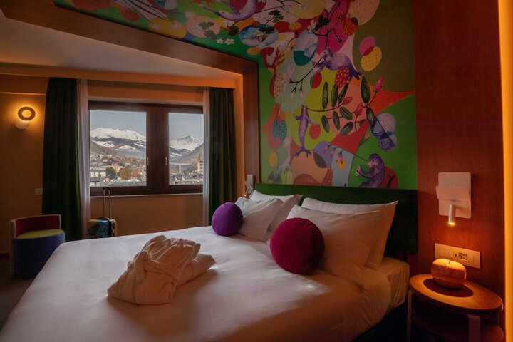 Room 18 of 153