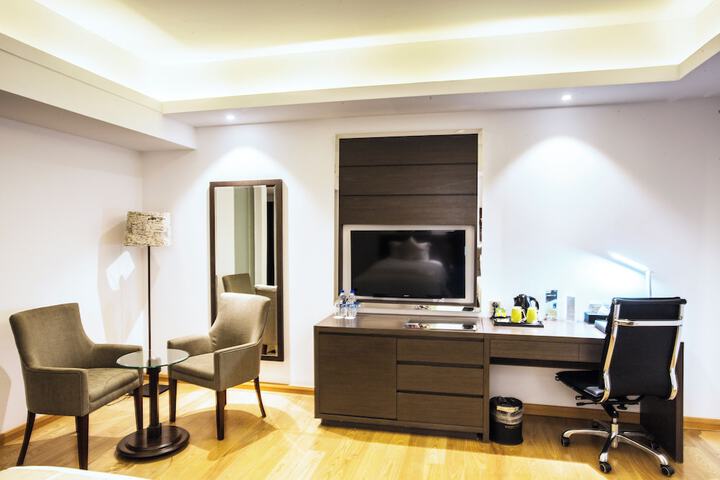 Room 33 of 102