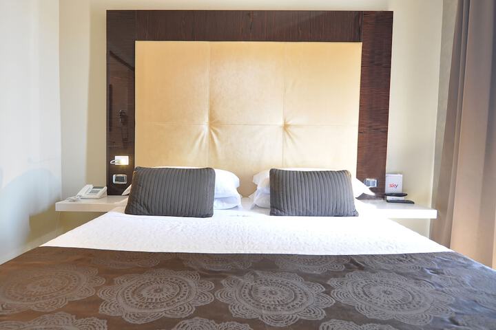 Room 5 of 77