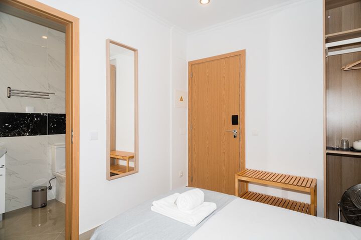 Room 13 of 76
