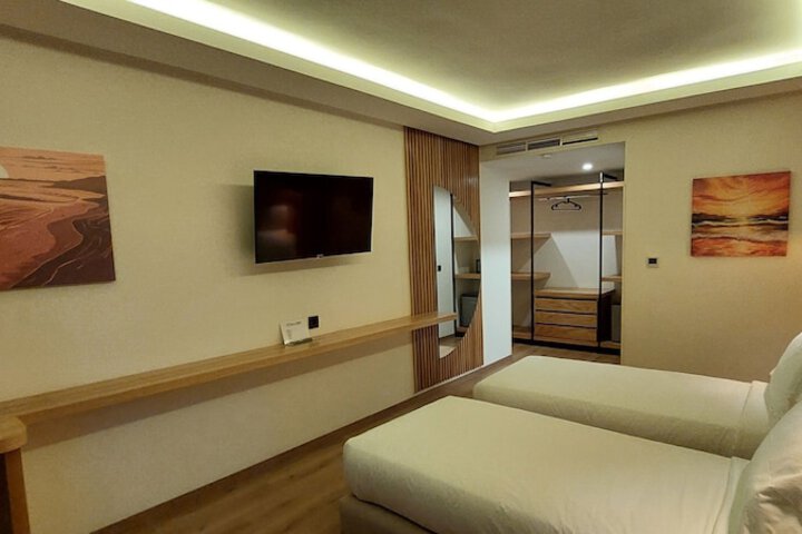 Room 32 of 84