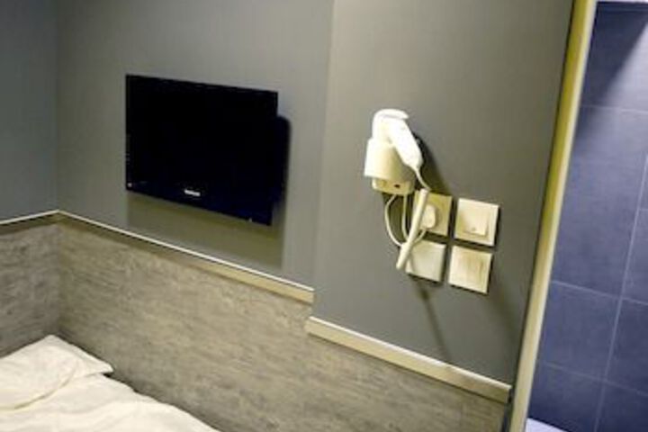 Room 32 of 53