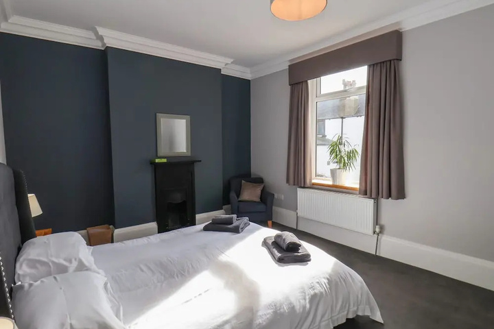 Room 2 of 4