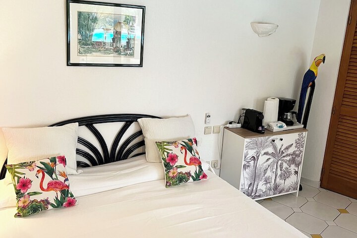 Room 35 of 196