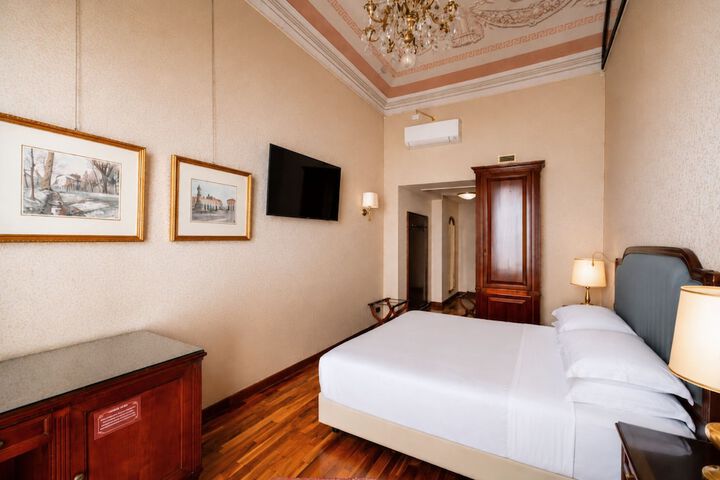 Room 32 of 65