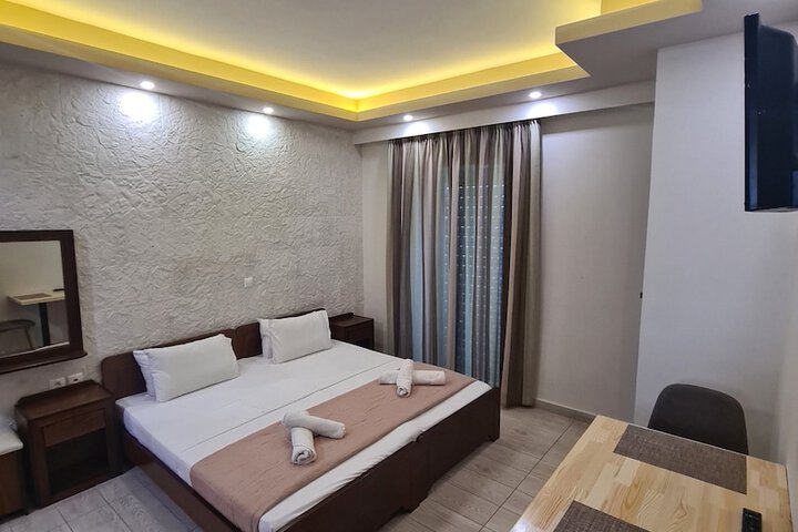 Room 8 of 33