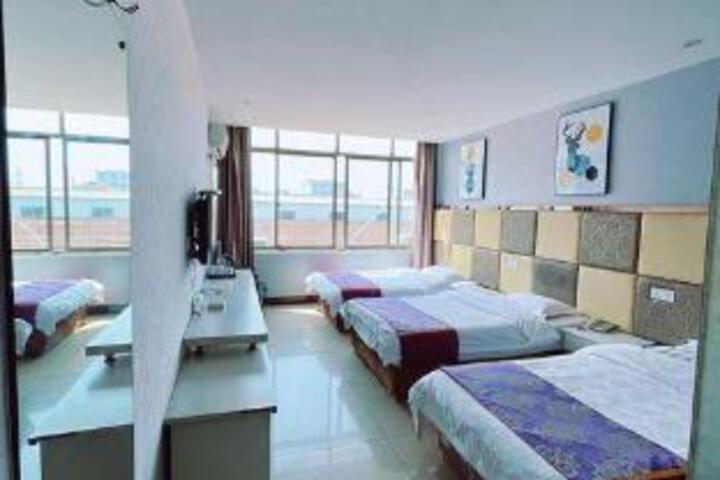 Room 8 of 9