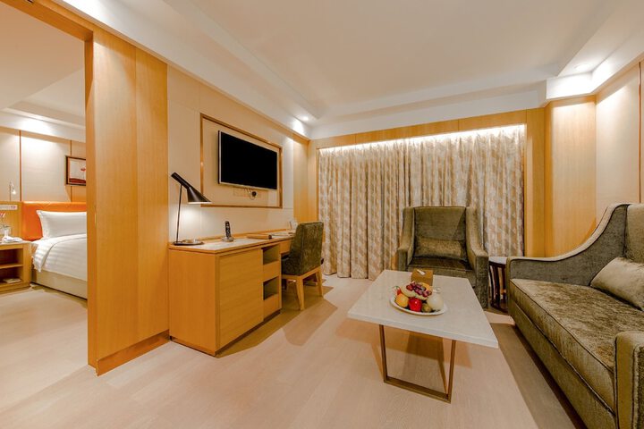 Room 17 of 36