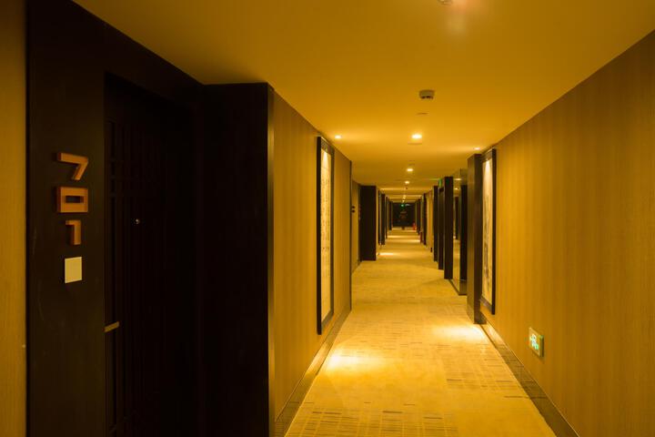 Room 4 of 8