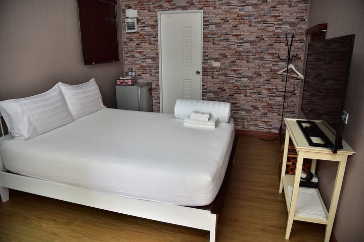 Room 6 of 33