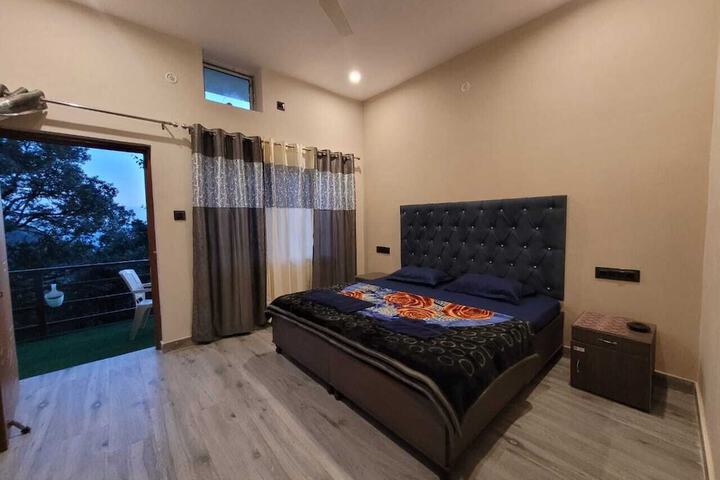 Room 6 of 12