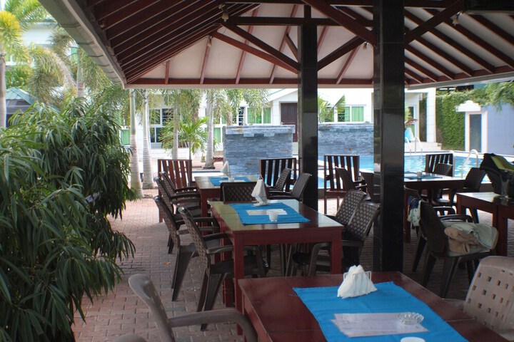 Dining 33 of 41
