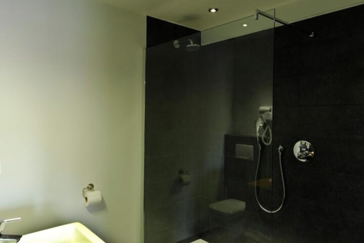 Room 9 of 33