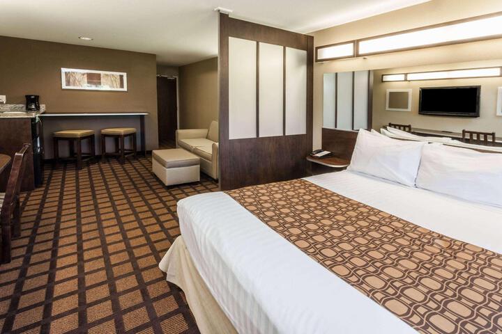 1 Queen Bed (14 of 16)