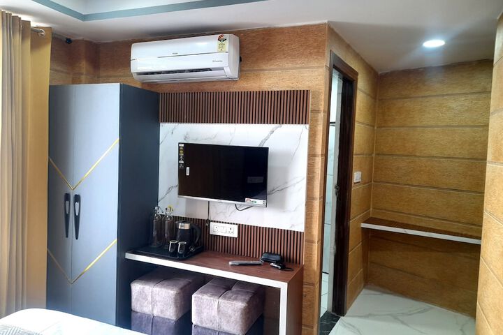 Room 8 of 32