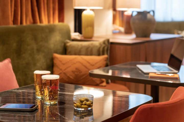 Lounge 47 of 79